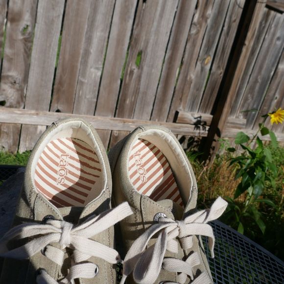 Women's TAOS Star Khaki Canvas Casual Lace Up Comfort Sneakers Shoes size 11 - Picture 2 of 8